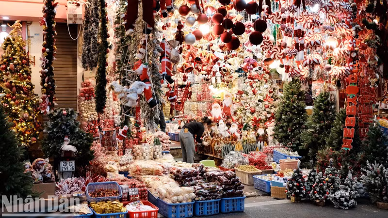 C’est aussi l’occasion pour les gens de s’amuser et d’admirer la belle scène de Noël. Noël est actuellement considéré comme une fête pour tous. Photo : Trung Hieu/NDEL.