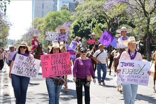 Une marche pour exiger la fin de la violence et des inégalités entre les sexes dans la capitale mexicaine, à l'occasion de la Journée internationale de la femme (8 mars 2025). Photo : VNA.