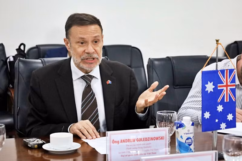 L'ambassadeur australien Andrew Goledzinowski a affirmé que son pays était prêt à soutenir le Vietnam dans l’exploitation du marché de l'électricité à partir des sources d'énergies renouvelables, en particulier l'énergie éolienne offshore, avec des réserves abondantes et des prix bas. Photo: congthuong.vn.