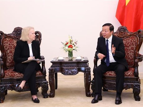Le Vice-PM vietnamien, Trân Hông Hà (à droite), et la vice-présidente de la Glasgow Financial Alliance for Net Zero, Mary Lovelace Schapiro, le 27 mars à Hanoi. Photo : VNA.