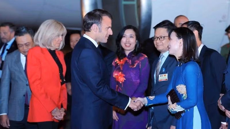 Le président français Emmanuel Macron et son épouse sont arrivés à Hanoï dimanche soir 25 mai, entamant une visite d'État de trois jours au Vietnam à l'invitation de son homologue vietnamien Luong Cuong. Photo : VNA.