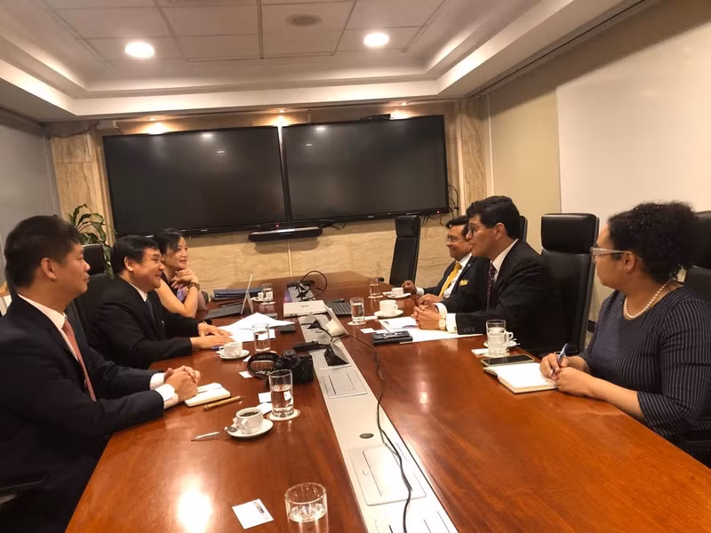 Lors d'une séance de travail entre l'ambassadeur vietnamien Bui Van Nghi et les responsables du ministère péruvien des Affaires étrangères. Photo : Ambassade du Vietnam au Brésil.