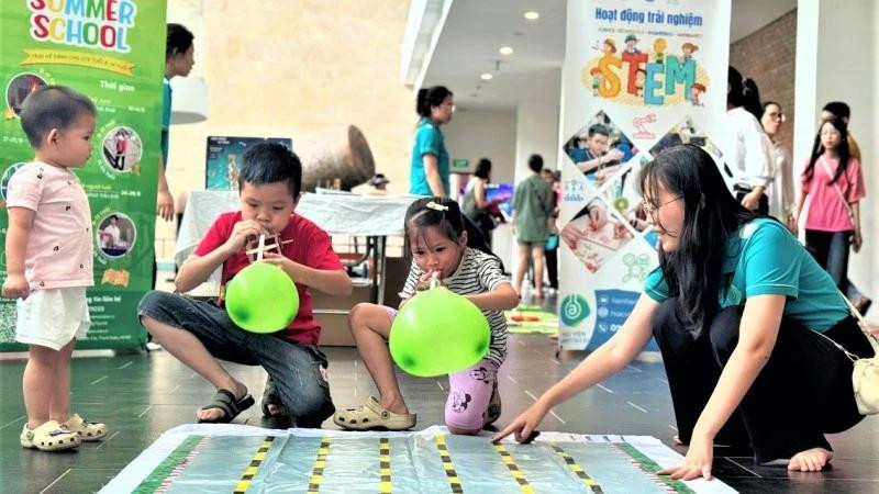 Le programme « Découverte du patrimoine des pays » permet de faire découvrir aux enfants le pays et le peuple du Vietnam et d’autres pays du monde. Photo: Musée d’ethnographie du Vietnam.