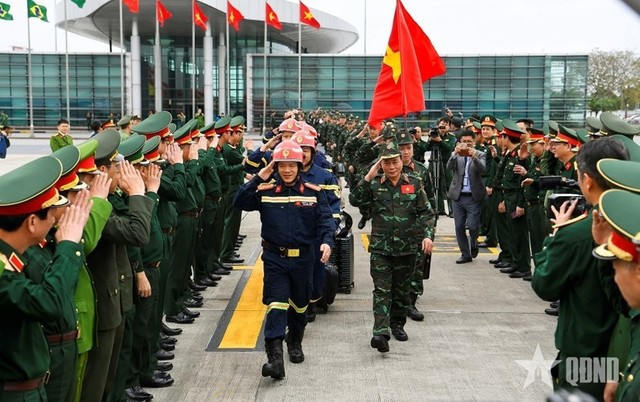 Les secouristes vietnamiens partent en aide au Myanmar. Photo: qdnd.vn