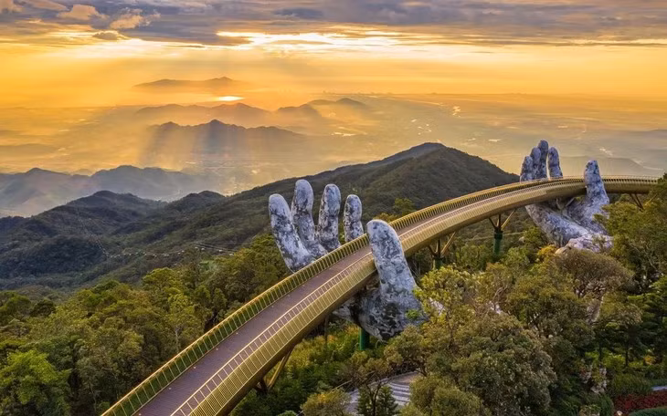 La ville de Dà Nang (au centre) devient la troisième destination au Vietnam desservie par Emirates Airlines pour ses opérations aériennes, après Hanoi et Hô Chi Minh Ville. La ville de Dà Nang (au centre) devient la troisième destination au Vietnam desservie par Emirates Airlines pour ses opérations aériennes, après Hanoi et Hô Chi Minh Ville.