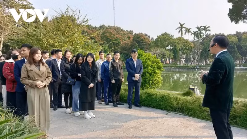 La zone commémorative du Président Hô Chi Minh à Nghia Lo est actuellement devenue une institution culturelle et éducative à forte influence. Elle attire chaque année de nombreux visiteurs, dont ceux qui aiment découvrir l’histoire nationale et la vie et la carrière du grand leader vietnamien. Photo : VOV.