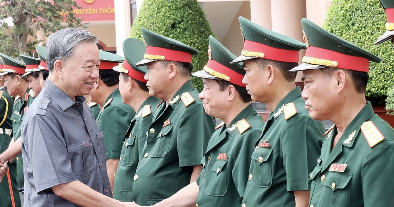 Le Président vietnamien Tô Lâm rend visite à la brigade du génie 25, à Vinh Long, dans le delta du Mékong, le 5 juillet. Photo : VNA