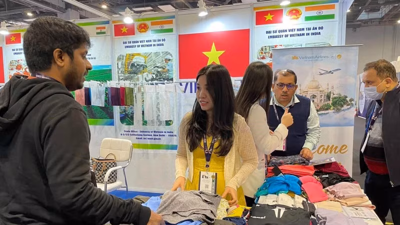 Des visiteurs étrangers découvrent les produits textiles vietnamiens lors d'une foire internationale du textile-habillement en Inde. Photo : VNA.
