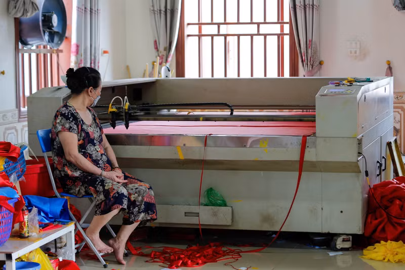 Actuellement, certaines phases de fabrication sont mécanisées pour mieux réponde aux exigences des clients. Photo : congluan Actuellement, certaines phases de fabrication sont mécanisées pour mieux réponde aux exigences des clients. Photo : congluan