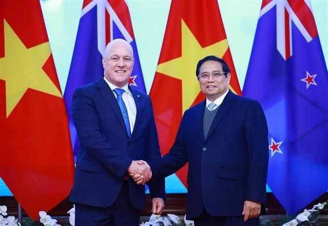 Le Premier ministre Pham Minh Chinh (à droite) et le Premier ministre néo-zélandais, Christopher Luxon. Photo : VNA. 