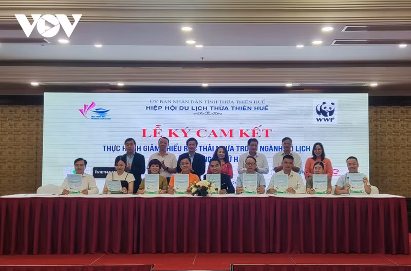 Cérémonie de signature des engagements dans la réduction des déchets plastiques. Photo: VOV.