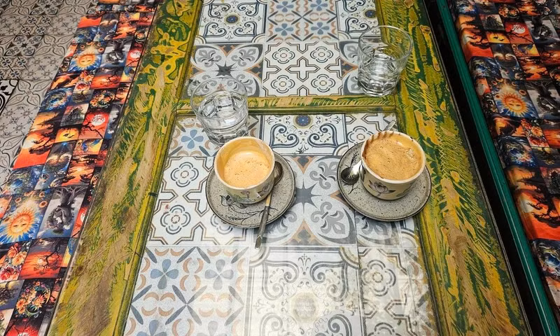 Le café aux œufs est une boisson intrigante qui mélange à merveille des saveurs différentes, formant un "superbe cocktail", chaud, brun doré, parfumé. Le jaune d'œuf et le sucre sont battus pour obtenir une mousse blanche. L'arôme de l'œuf et l'amertume du café créent la saveur originale de cette boisson.