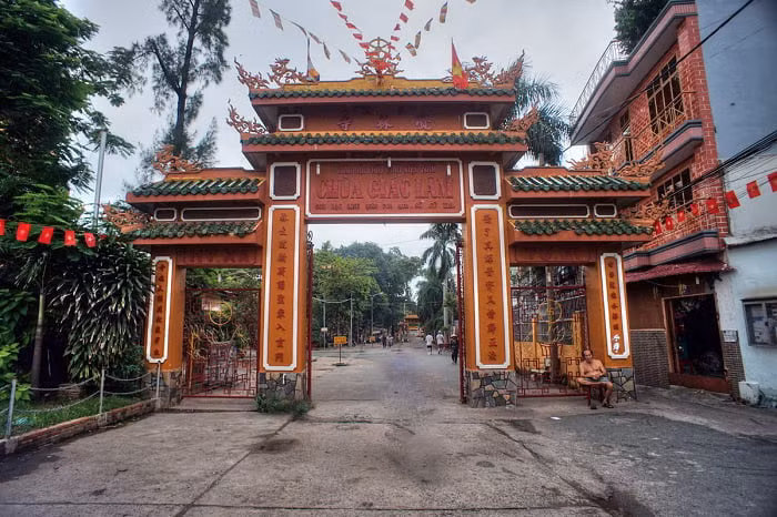 La pagode porte l’architecture typique du bouddhisme du sud du Vietnam et est un célèbre lieu de pèlerinage qui attire chaque année un grand nombre de touristes et de bouddhistes. Photo : VOV.