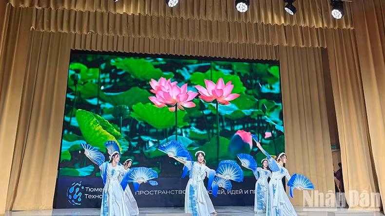 Un numéro artistique interprété par des étudiants vietnamiens à Tioumen. Photo : NDEL.