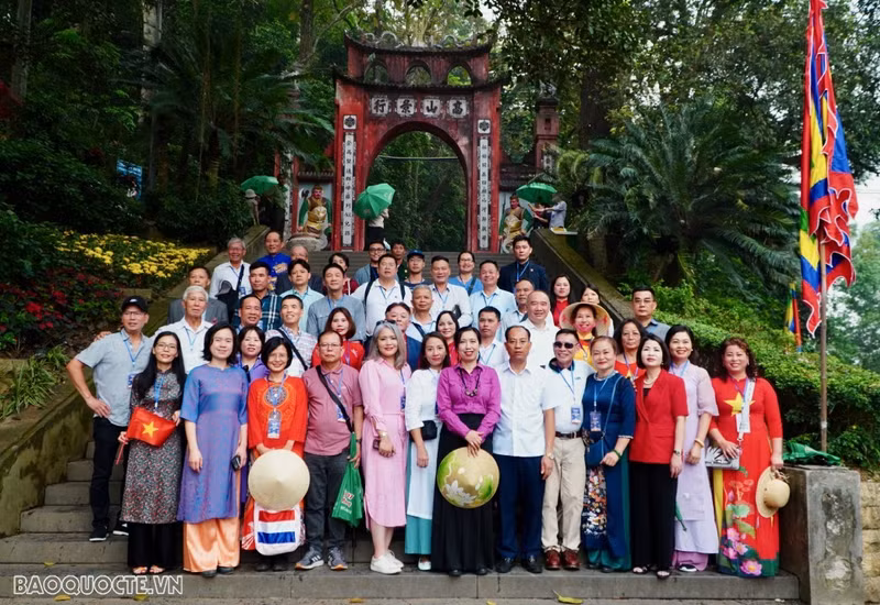 Une délégation de Vietnamiens résidant à l'étranger rendent hommage aux rois fondateurs Hùng à Phu Tho, le 20 avril. Photo: baoquocte.vn.