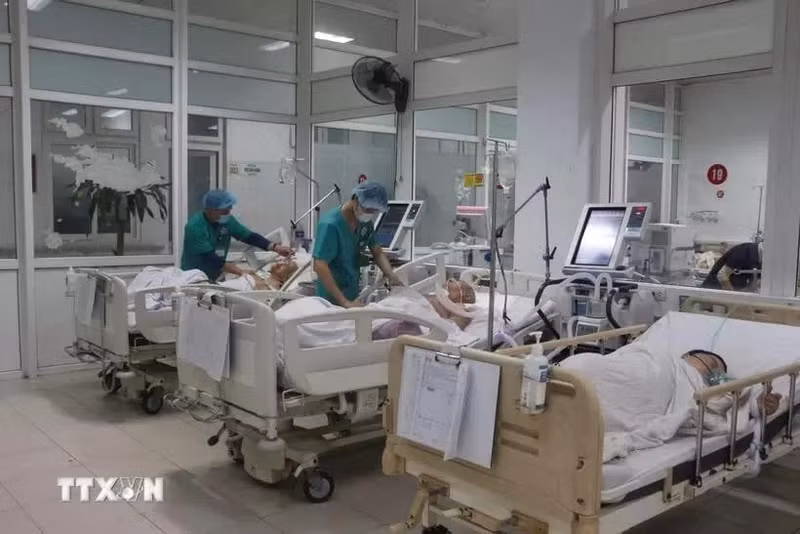 Durant des décennies de coopération étroite avec le gouvernement vietnamien, l’OMS l'a aidé à relever de nombreux défis dans le développement du système de santé national en partageant les connaissances et expériences régionales et mondiales dans ce domaine. Photo : VNA.