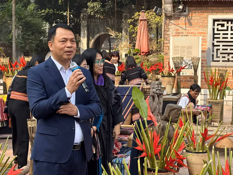 Selon le directeur du Centre d’activités culturelles et scientifiques Van Mieu – Quoc Tu Giam, Le Xuan Kieu, les touristes ont l’occasion de vivre des expériences uniques en découvrant les instruments de musique traditionnels, les produits artisanaux et l’identité culturelle de différentes localités vietnamiennes. Photo : hanoimoi.vn.