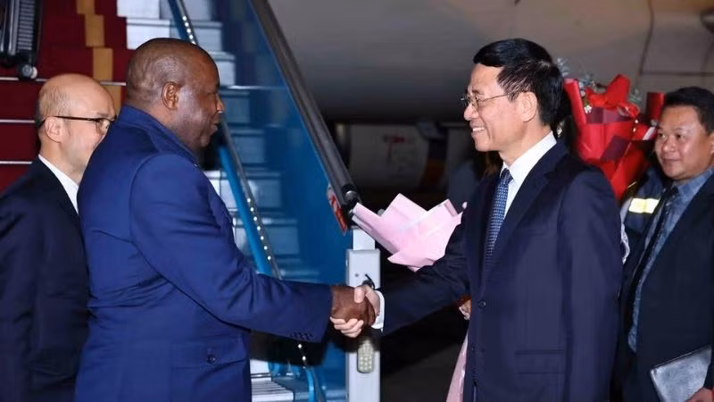 Le ministre vietnamien des Sciences et des Technologies, Nguyen Manh Hung (à droite), accueille le président burundais Évariste Ndayishimiye et son épouse à l'aéroport international de Noi Bai. Photo : VNA.