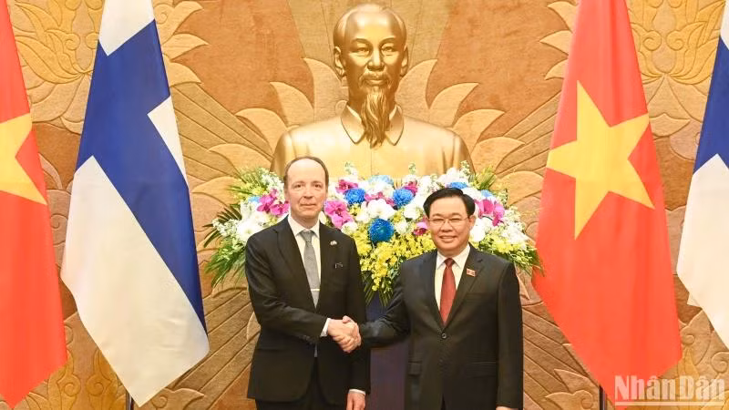 Le Président de l'Assemblée nationale vietnamienne, Vuong Dinh Hue (à droite), et son homologue finlandais Jussi Halla-aho. Photo: VNA.