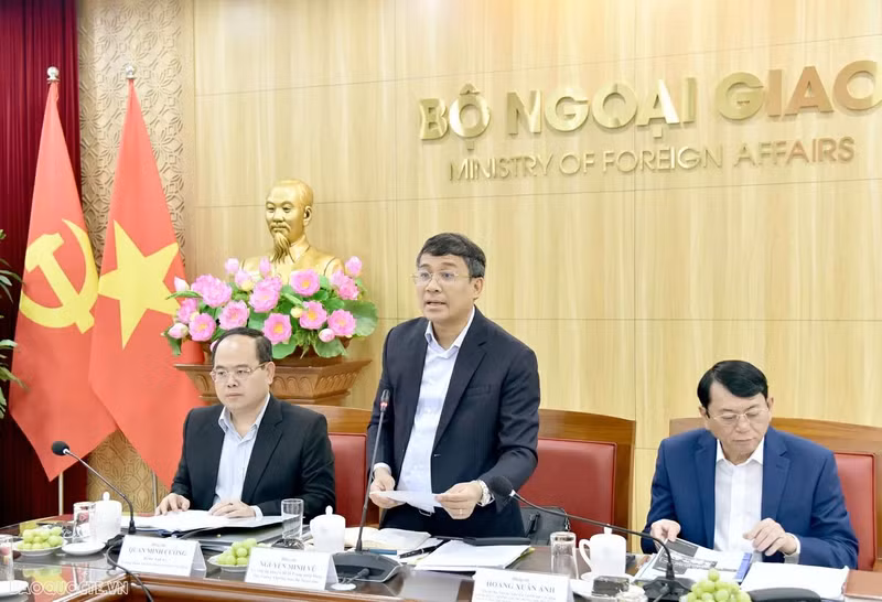 Selon le vice-ministre permanent des Affaires étrangères, Nguyen Minh Vu, pour mieux exploiter les ressources touristiques de la cascade Ban Gioc (Vietnam) – Detian (Chine), il est nécessaire de renforcer la connectivité entre les agences compétentes des deux pays, de concentrer les investissements dans l’amélioration des infrastructures, ainsi que de développer des produits touristiques uniques, imprégnés de l’identité culturelle nationale et conformes aux orientations du Parti et de l’État. Photo : baoquocte.vn