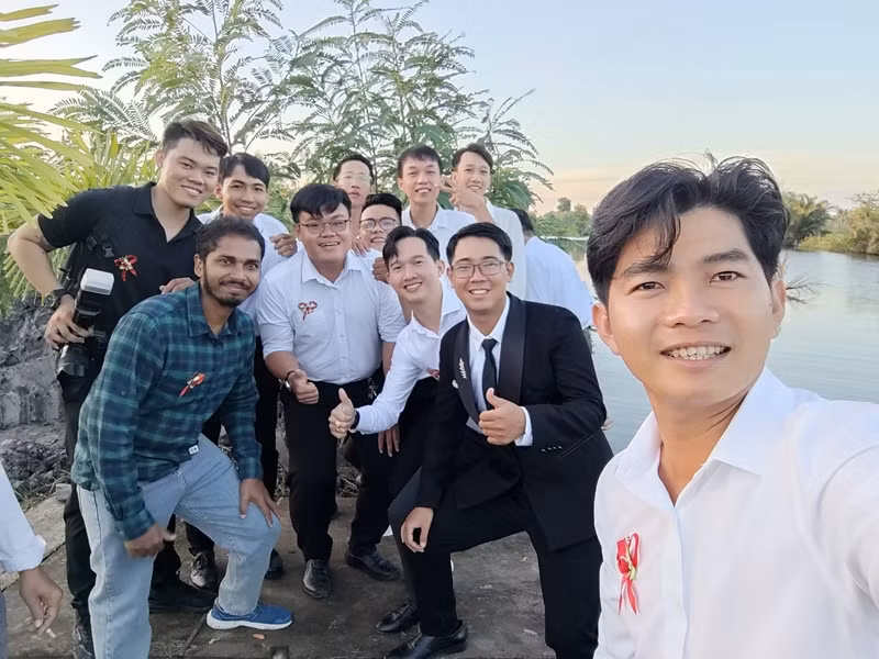 Aravindhan (chemise à carreaux verte) est invité à assister à un mariage traditionnel dans le hameau de Tan Thanh lors de sa visite expérientielle à Ca Mau. Photo : Vietnamnet.