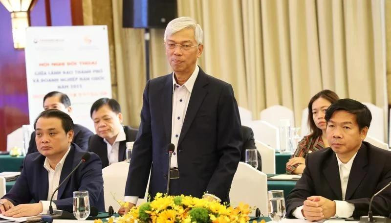 Le vice-président du Comité populaire de Ho Chi Minh-Ville, Vo Van Hoan (debout), prend la parole lors du dialogue. Photo : nhandan.vn 