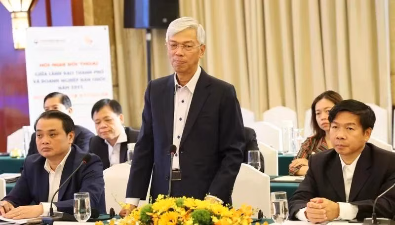 Le vice-président du Comité populaire de Ho Chi Minh-Ville, Vo Van Hoan (debout), prend la parole lors du dialogue. Photo : nhandan.vn 