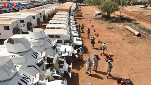Une délégation de l'UNISFA inspecte les capacités opérationnelles de l’Équipe de génie militaire numéro 3 du Vietnam. Photo : VOV.