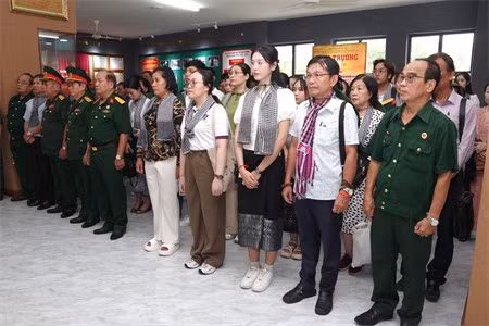 Les étudiants laotiens et cambodgiens visitent l'École militaire de la 7e région militaire. Photo: SGGP.