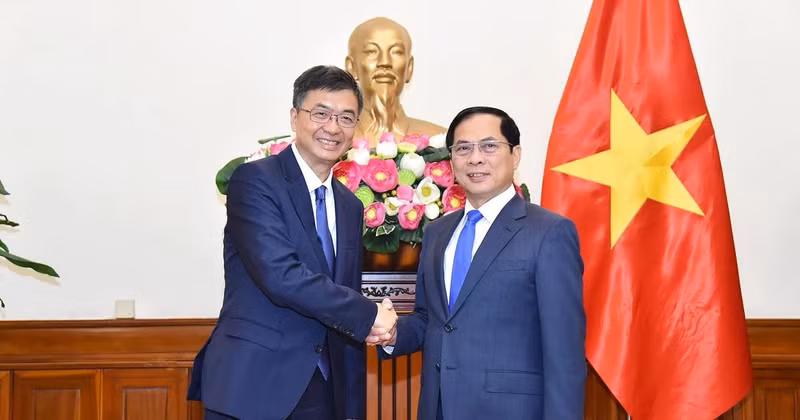 Pe vice-Premier ministre et ministre vietnamien des Affaires étrangères Bui Thanh Son (droite) et hen Gang, membre du Comité central du Parti communiste chinois (PCC), secrétaire du Comité du PCC et président du Comité permanent de l'Assemblée populaire de la région autonome Zhuang du Guangxi. Photo : VNA. 