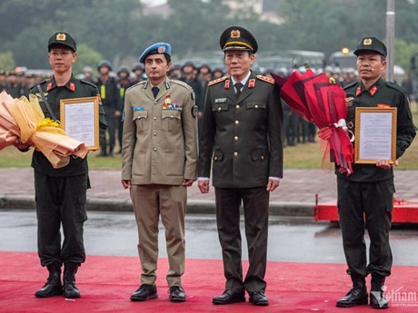 Le vice-ministre vietnamien de la Sécurité publique Luong Tam Quang (3e à gauche) remet la décision de création de l’unité de police constituée n°1, à Hanoi, le 11 janvier. Photo : vietnamnet.vn