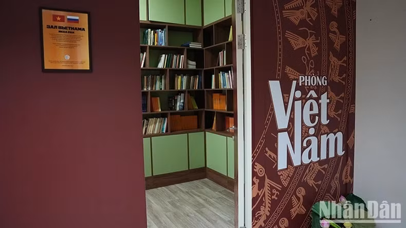 À l'entrée de la salle de bibliothèque sur le Vietnam. Photo : NDEL.