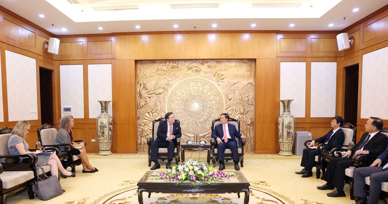 Rencontre entre Nguyen Trong Nghia, membre du Bureau Politique, secrétaire du Comité central du Parti communiste du Vietnam et chef de la Commission centrale de la sensibilisation et de l’éducation du Parti et l'ambassadeur des États-Unis, Marc Knapper, le 7 août à Hanoï . Photo : VNA.