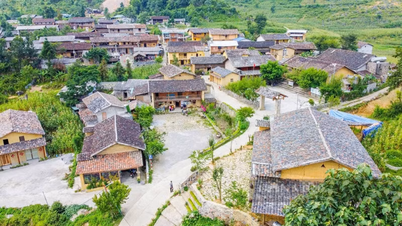 Le village de Lô Lô Chai, situé près de la pointe la plus septentrionale du Vietnam, a connu une transformation remarquable. Il reste le gardien d'un patrimoine profondément enraciné, avec des maisons transmises de génération en génération par l’ethnie Lô Lô, préservant leurs caractéristiques culturelles traditionnelles. 