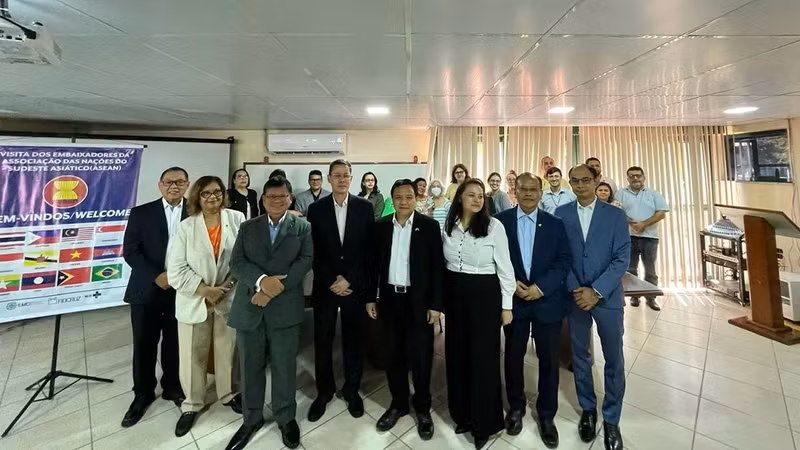 La délégation du Comité de l’ASEAN visite le Centre de commerce et de biotechnologie d’Amazonie. Photo: baoquocte.vn.