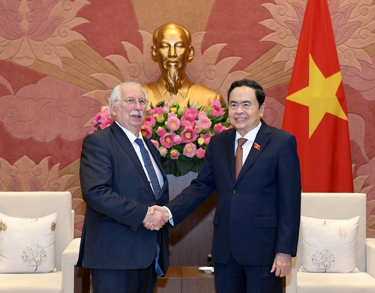 Le vice-président permanent de l’Assemblée nationale, Trân Thanh Mân (droite), et André Flahaut, ministre d’État et ancien président de la Chambre des Représentants de Belgique. Photo : VOV.
