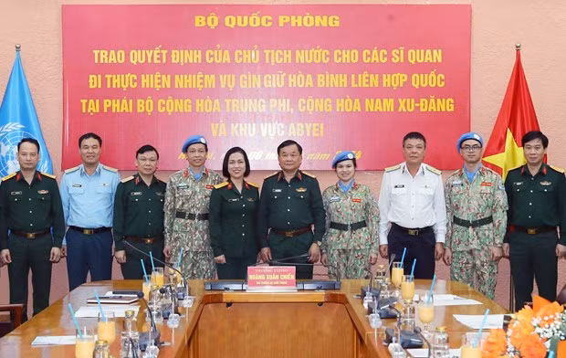 Le vice-ministre vietnamien de la Défense, Hoàng Xuân Chiên (5e à partir de la droite) et trois à la cérémonie de remise des décisions. Photo : VNA.