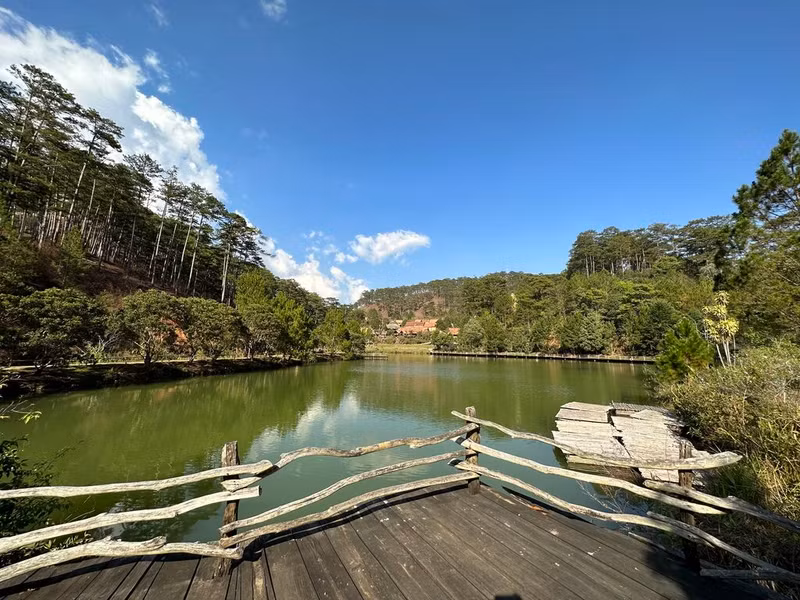 Un lac au milieu du village de Cù Lân, niché dans les forêts de pins.