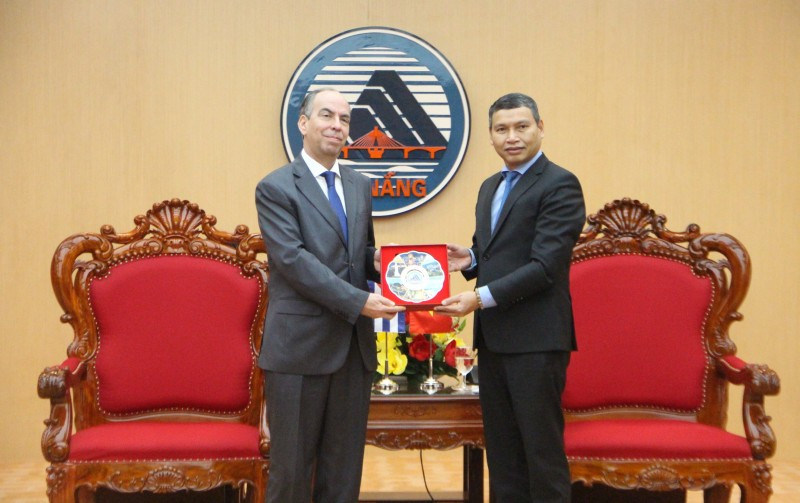 Le vice-président permanent du Comité populaire de la ville de Da Nang, Ho Ky Minh (à droite), reçoit l'ambassadeur de Cuba au Vietnam, Rogelio Polanco Fuentes. Photo : danang.gov.vn