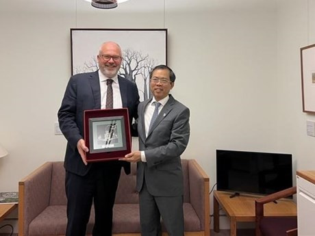 L'ambassadeur du Vietnam en Australie, Pham Hung Tam (droite) et le co-ministre australien du Commerce, Tim Ayres. Photo: VNA