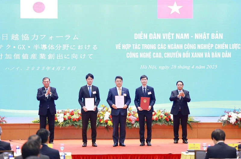 Lors du Forum de coopération Vietnam – Japon dans les industries stratégiques, les hautes technologies, la transition verte et les semi-conducteurs. Photo : VOV