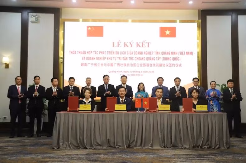 Cérémonie de signature d'un accord de coopération dans le développement touristique entre les entreprises de la province de Quang Ninh et celles de la région autonome Zhuang du Guangxi (Chine). Photo: NDEL.