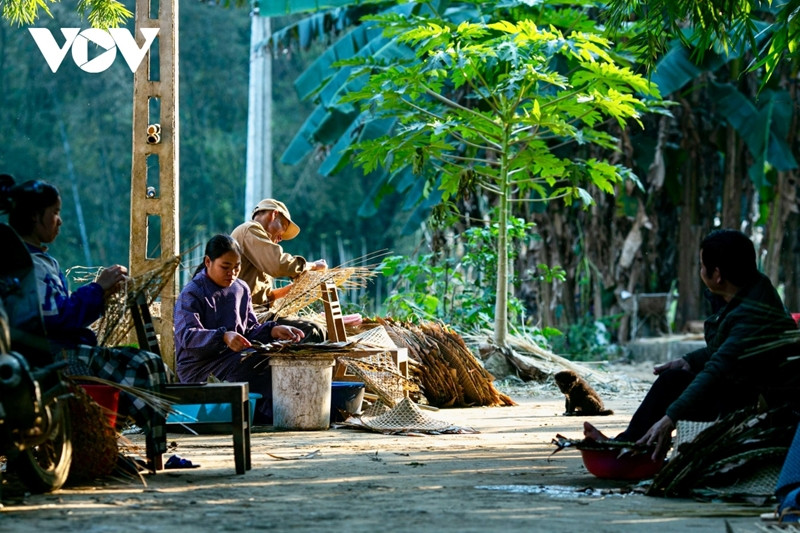 L'artisanat de chapeaux coniques attire toujours les touristes lors de leur visite dans la région montagneuse de Cao Bang. 