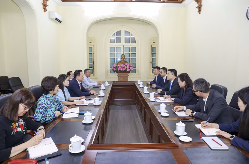 Le président de l'Association d'amitié Vietnam – Chine, Nguyen Hoang Anh, a demandé au groupe Huawei, fort de son expertise et ses ressources dans le développement des technologies avancées, de soutenir le Vietnam dans la formation et le développement d’un contingent d’experts en technologie de haute qualité. Photo : thoidai.vn