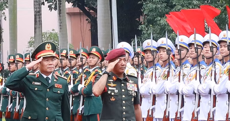 Le général Tan Sri Datuk Seri Mohammad bin Ab Rahman, chef des Forces de défense malaisiennes en visite au Vietnam. Photo : VNA.