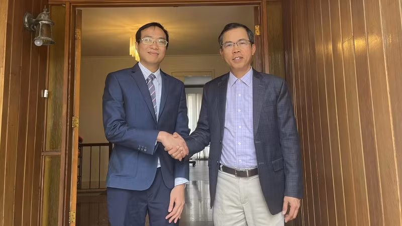 L'ambassadeur vietnamien en Australie, Pham Hung Tam (à droite), et le docteur Tran Phi Vu, président du Réseau d'innovation du Vietnam en Australie, le 31 octobre à Canberra. Photo: baoquocte.vn