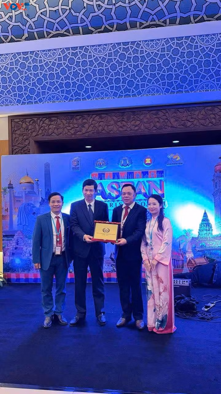 Trân Song Hà,vice-président du Comité populaire de la ville de Hà Giang reçoit le prix.