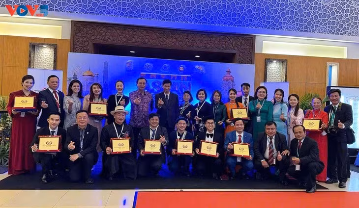 La délégation vietnamienne à la cérémonie des Prix du tourisme de l'ASEAN 2025.