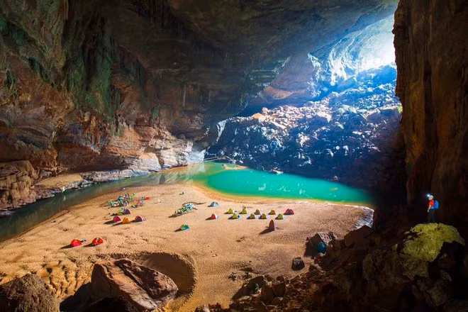A l’intérieur de la grotte de Son Doong. Photo : lucascometto.com