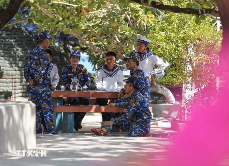 Soldats à l’ombre des arbres sur l’île de Sinh Ton Dong.